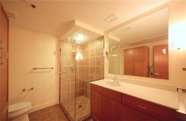 Building Photo - 711 W 26th St