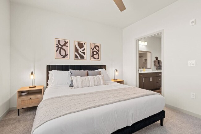 Building Photo - 711 W Broadway Rd