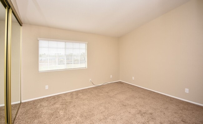 Building Photo - Lovely Single Level Home 4BR/2BTH Located ...