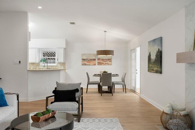 Building Photo - 8104 Doe Meadow Dr