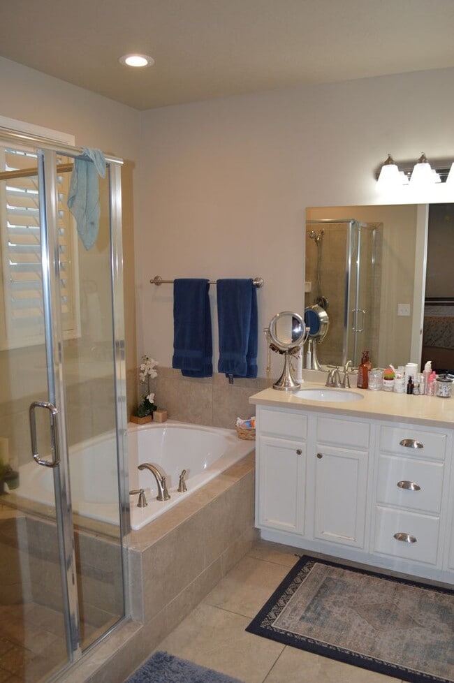 Building Photo - Luxurious 4-Bedroom Home with Mother-in-Law Suite