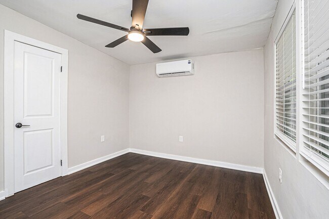 Building Photo - Fully Renovated Cottage near Downtown Smyrna!