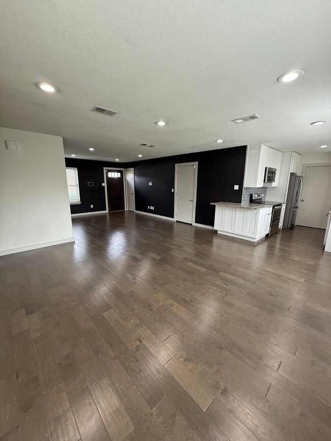 Building Photo - 3826 Lisa Dr
