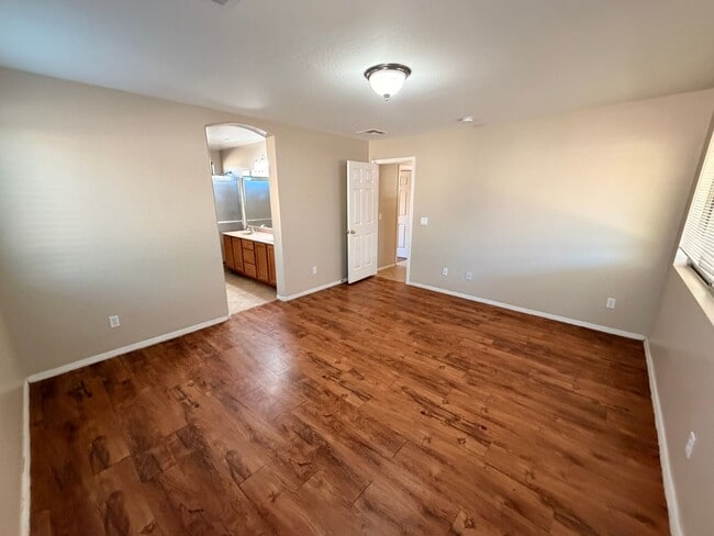 Building Photo - Gorgeous 3Bdm 2Ba Goodyear Home on a Cul-de-sac! *NO Carpets*