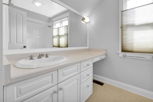 Building Photo - 1036 S Race St