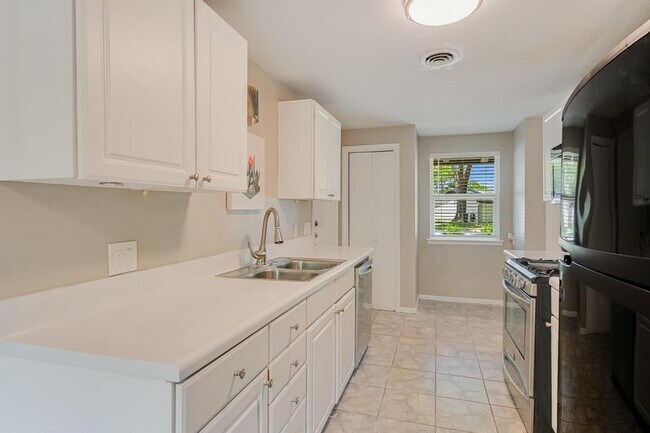 Building Photo - 8711 Bridgeport Dr