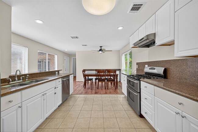 Building Photo - 10815 Shawnbrook Dr