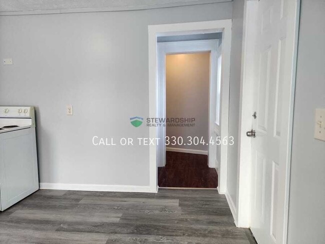 Building Photo - 406 1st St SE