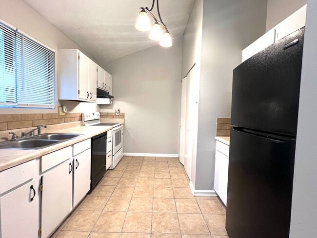 Building Photo - 3 Bedroom 2 Bathroom House