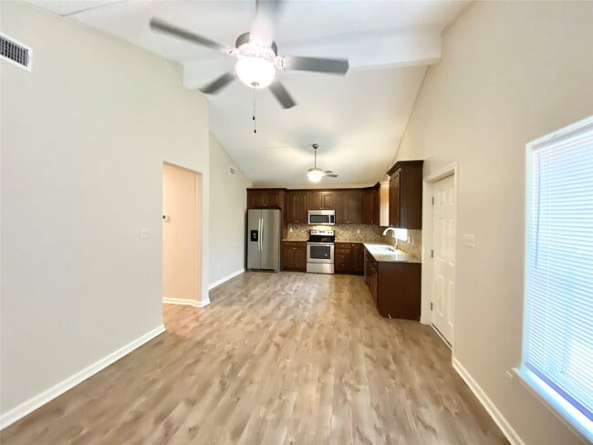 Building Photo - 140 Huisache St