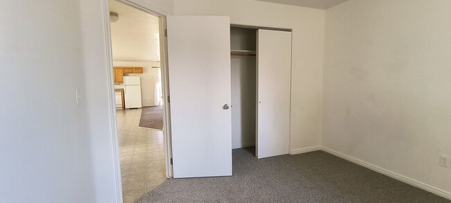 Building Photo - 3 bedroom 2 bath duplex in lamplight by Iron Springs Elementary, 2 car garage!