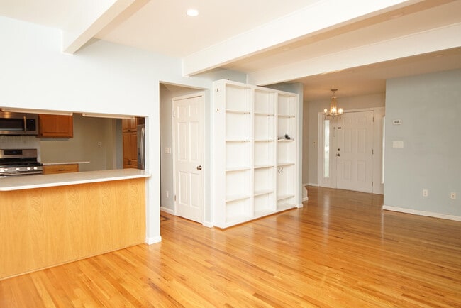 Building Photo - 223 S Bayshore Dr