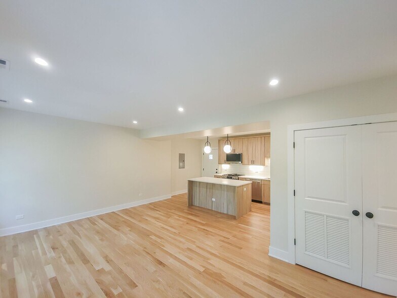 Building Photo - 4848 N Seeley Ave