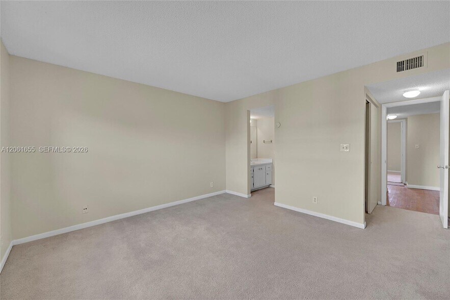 Building Photo - 1100 NW 87th Ave