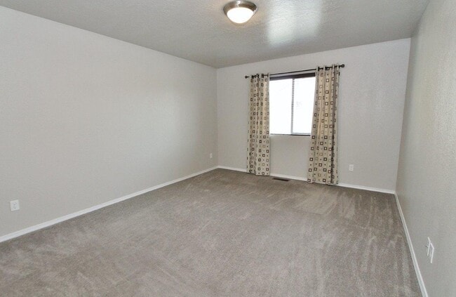 Building Photo - Clean Single-Level Home