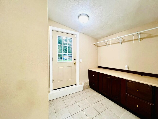 Building Photo - 8310 Bellflower Rd