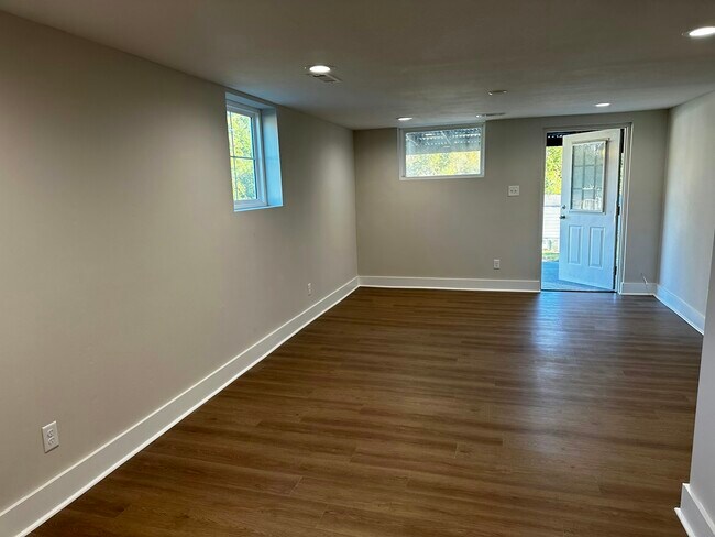 Building Photo - 2110 E Raccoon Valley Dr