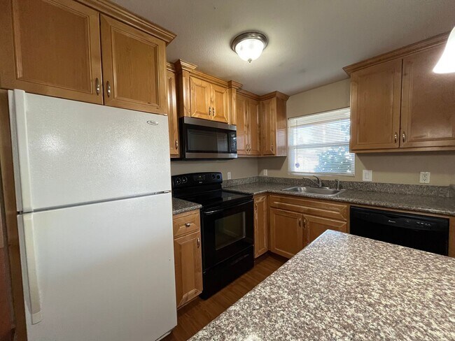 Building Photo - Updated and Bright 3 Bedroom 2 Bath Home in NE Portland (PDX/Columbia River)