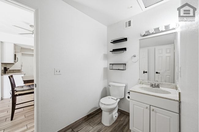 Building Photo - 2Bed/1.5Bath Townhouse at Olive Ave/63rd Ave! Ready for Immediate Move-In!