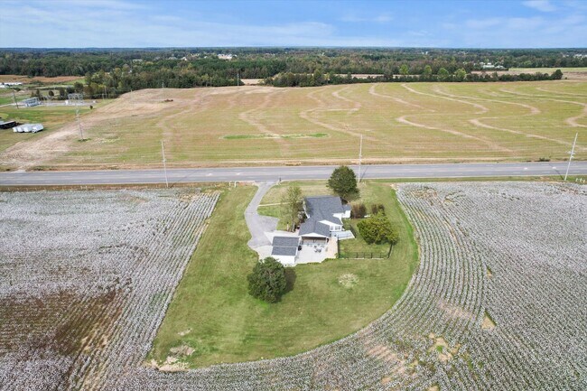 Building Photo - Charming Farmhouse on the West Side of Ath...