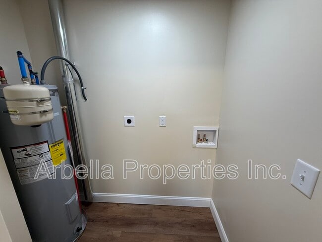 Building Photo - 1101 N Wilcox Dr