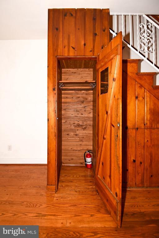 Building Photo - 915 Hughes Mews NW