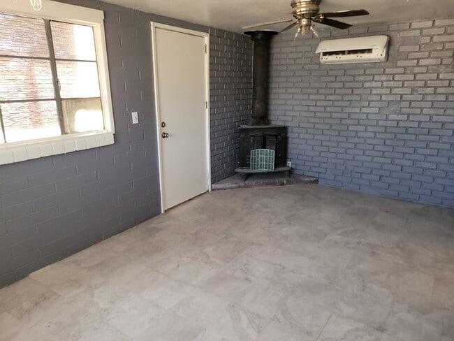 Building Photo - 461 W Thurber Rd