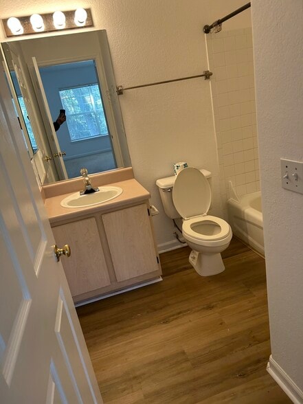 Building Photo - 897 Fording Island Rd