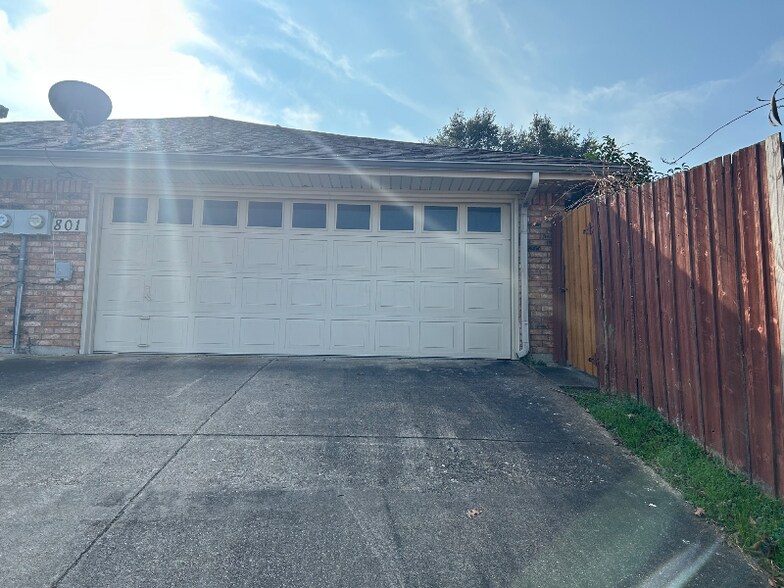 Building Photo - 801 Summit Dr