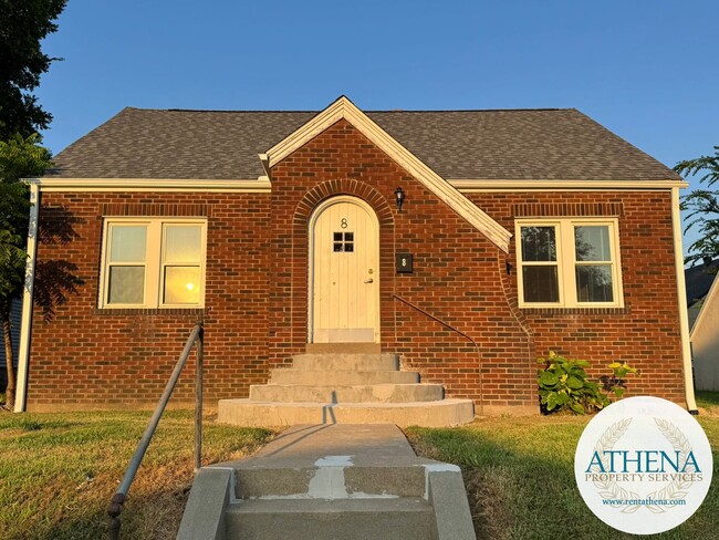 Building Photo - Charming 3 Bedroom / 1 Bath House with Original Hardwood Floors