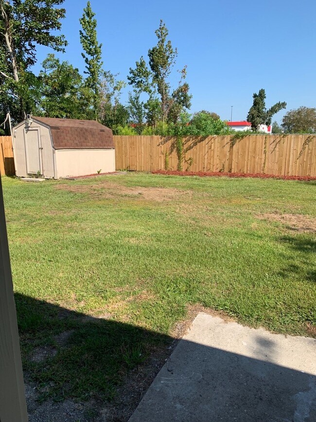 Building Photo - Charming 3Bed/2Ba Home, Conveniently Located in Lynn Haven! *1/2 OFF Security Deposit for Active-...