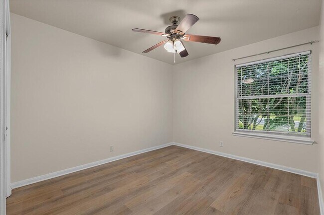 Building Photo - 206 Evergreen Cir