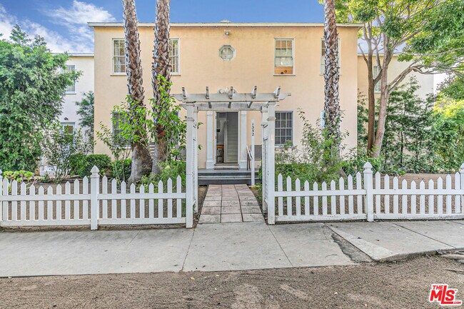 Building Photo - 1352 Ocean Park Blvd