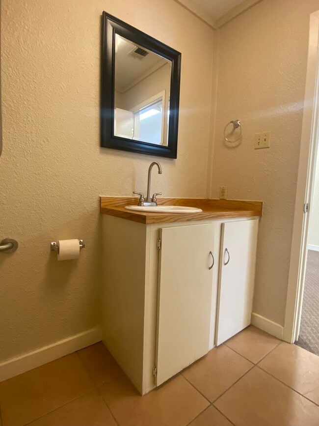 Building Photo - 2 BEDROOM