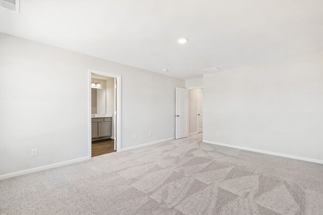 Building Photo - Luxurious 3-Bedroom Townhome Living in the...