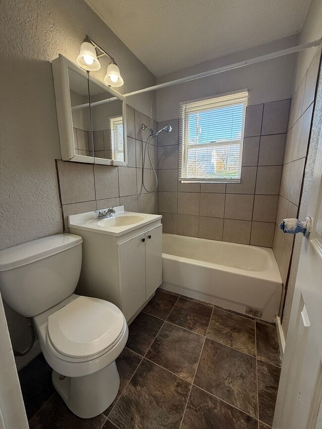 Building Photo - 2 bedroom townhome right off the highway!