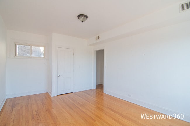 Building Photo - 7831 S Kingston Ave