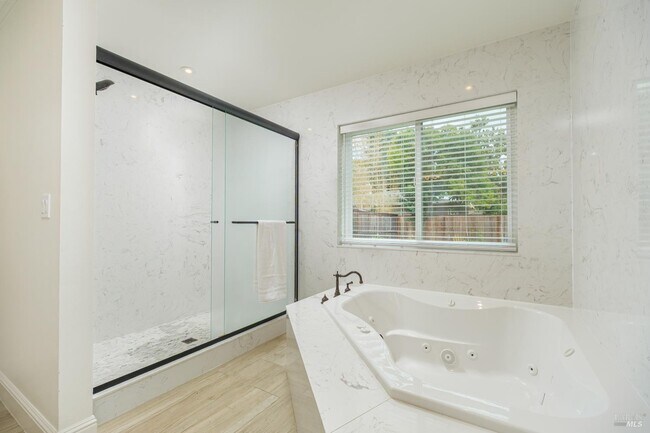 Building Photo - 996 Simmons Ln