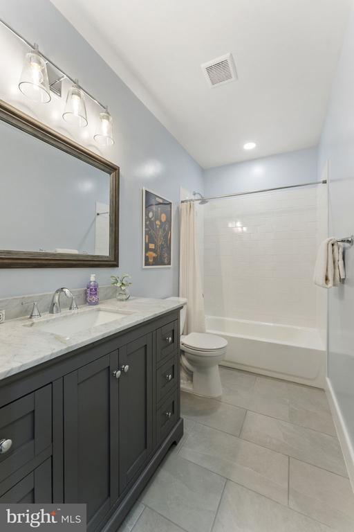 Building Photo - 705 Kentucky Ave SE