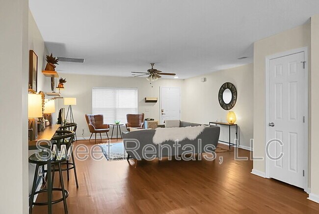 Building Photo - 124 Larkspur Dr