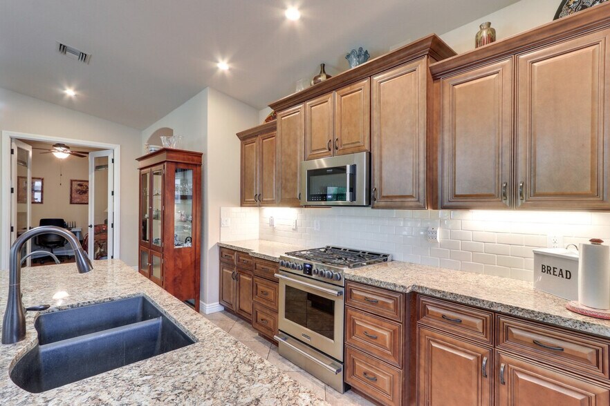 Building Photo - 2514 N Snead Dr