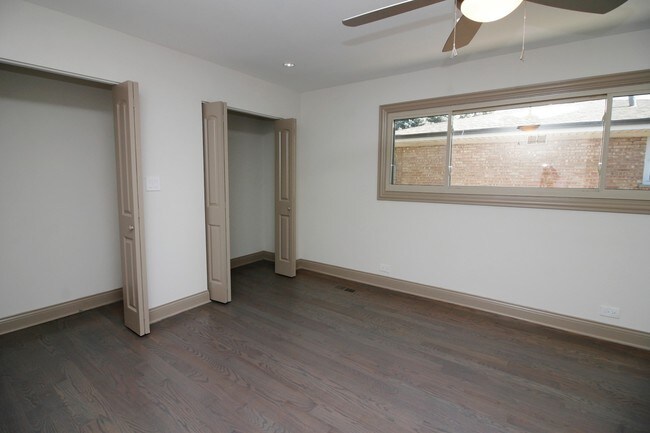 Building Photo - 3804 W Touhy Ave