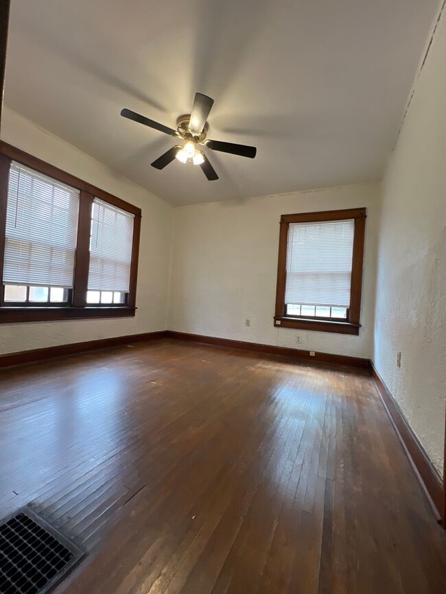 Building Photo - 1 Bedroom South of Downtown; Avail August ...