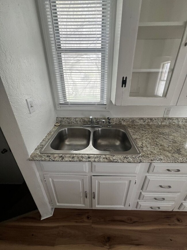 Building Photo - Updated 3-Bedroom 1.5 Bathroom Home with Fenced Yard