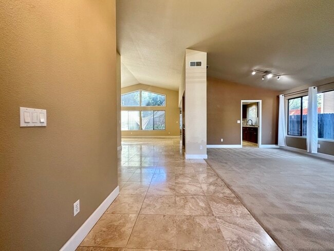 Building Photo - Beautiful 4 Bedroom Single Story For Rent in Gold River!