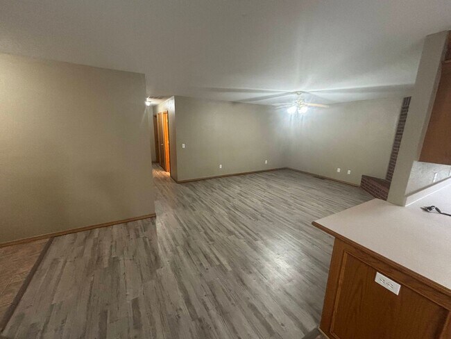 Building Photo - 522 E Rogers Dr