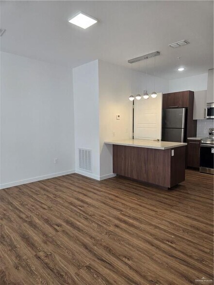 Building Photo - 901 E Yuma Ave