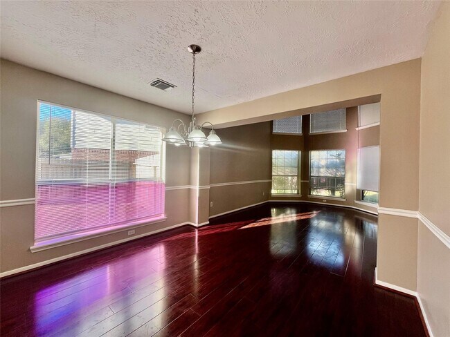 Building Photo - 146 Skycrest Dr
