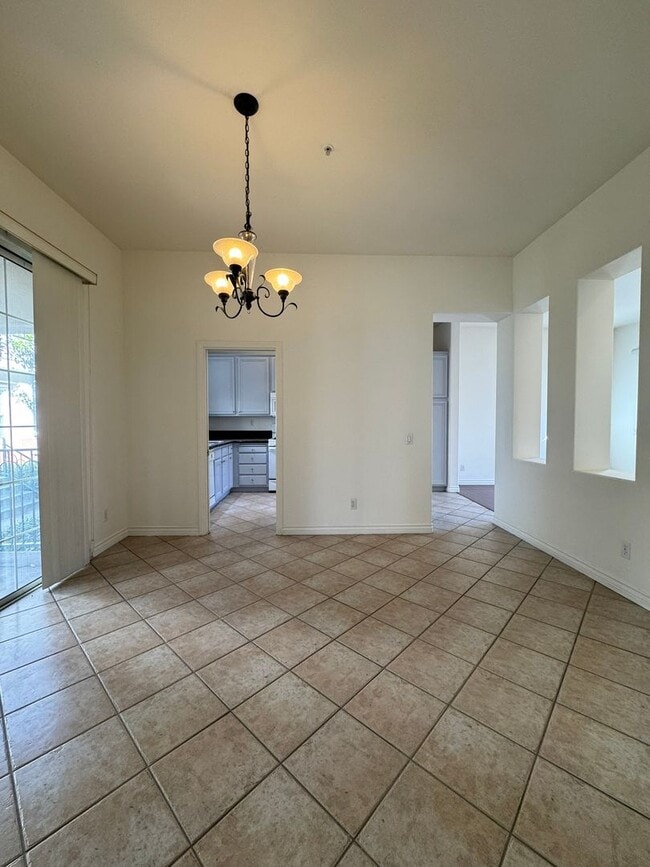 Building Photo - Spacious Tri-Level Townhome in Tustin Ranch