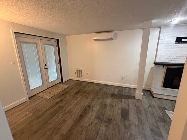 Building Photo - 600 Morgan Dr E